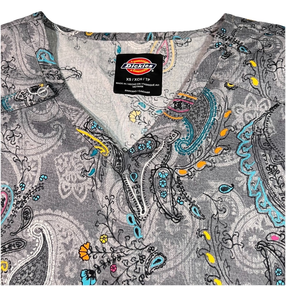 NWT Dickies Women's Scrub Top Size XS Gray Paisley Design V Neck DK617